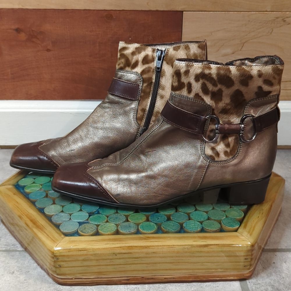 Size 9. Sesto meucci mixed media Italian zip up boots
